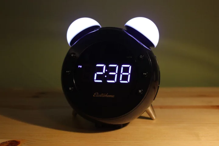 Gizmag tries out the Electrohome Retro Alarm Clock Radio