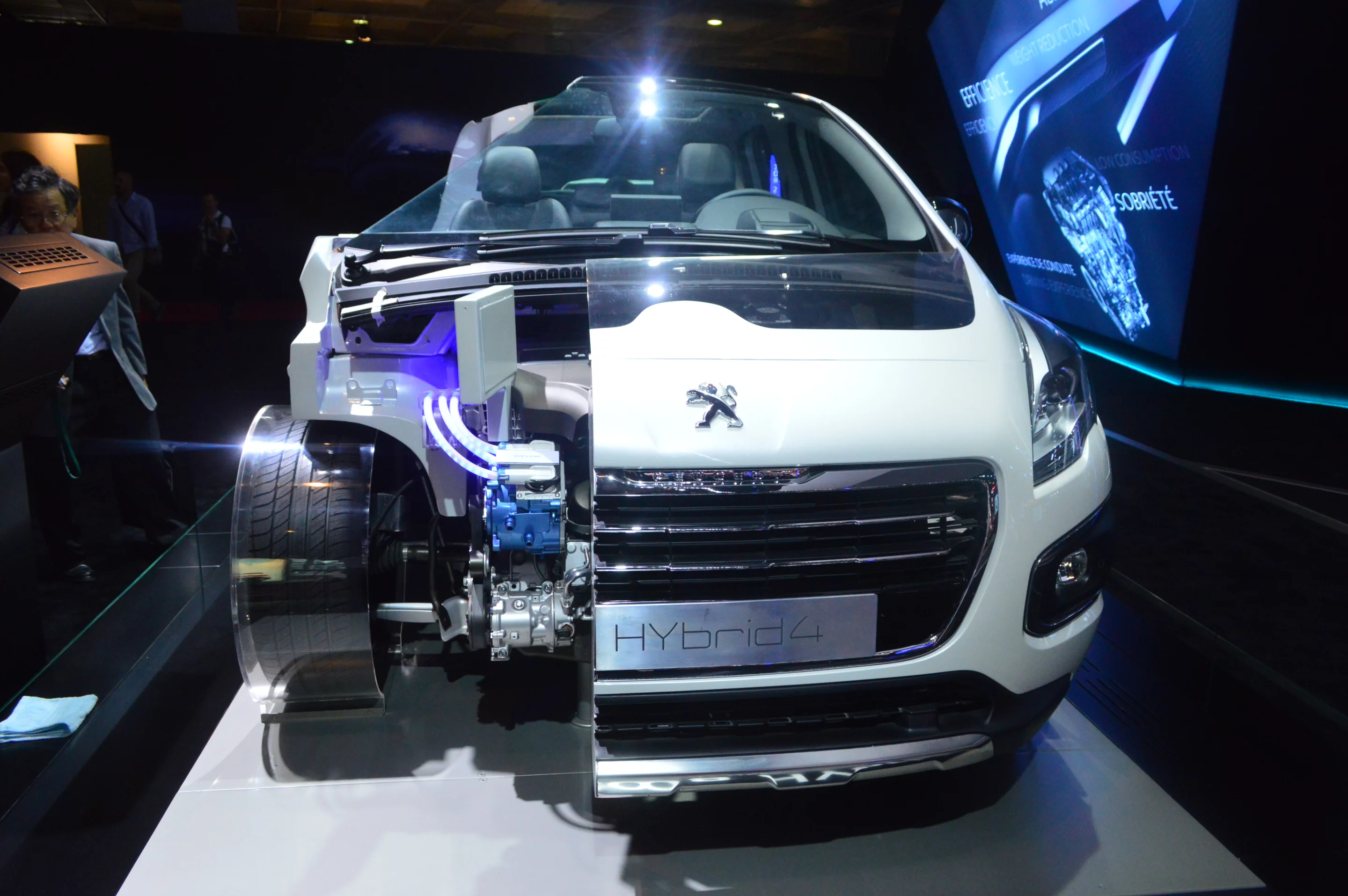 Peugeot 3008 HYbrid4 diesel-electric cutout display (Photo: C.C. Weiss/Gizmag)