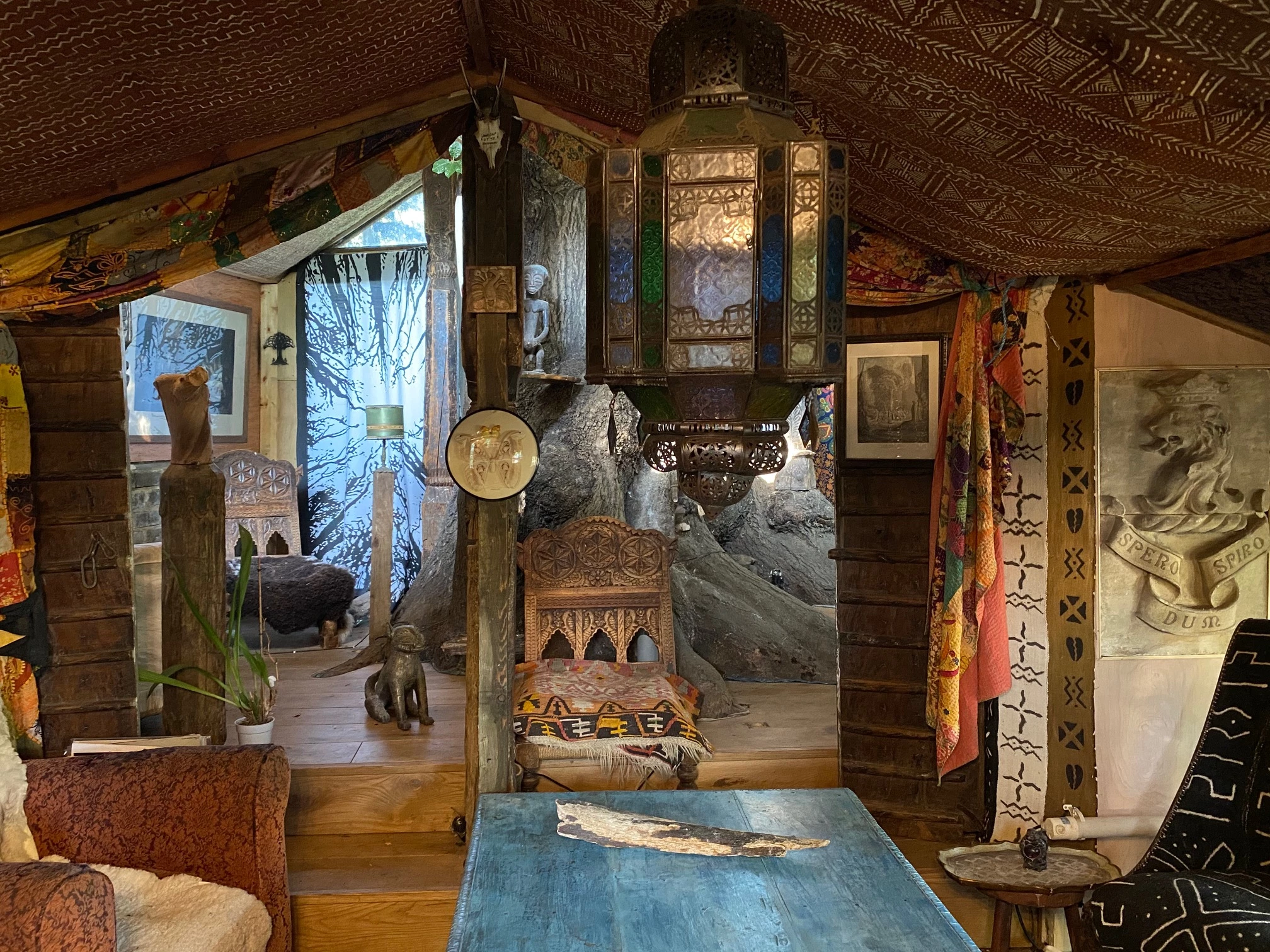 The Bedouin Tree Shed, by Daniel Holloway, is used as a peaceful sanctuary to escape the owner's urban surroundings and is covered in greenery.