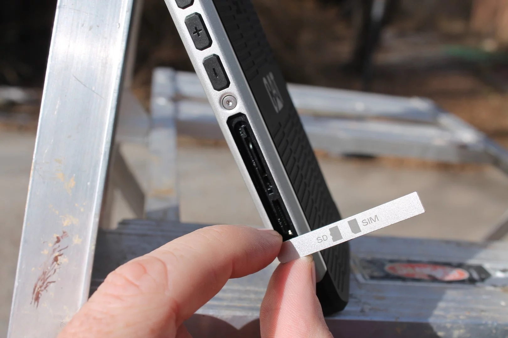 A sturdy SIM and SD card cover