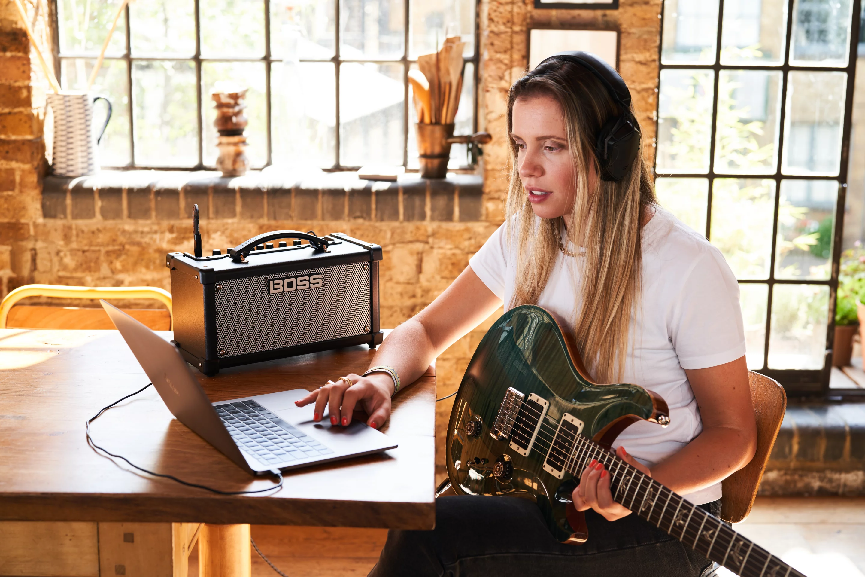 An included USB port allows players to connect the Dual Cube LX to a computer running music production software, or to tweak tones using the bundled editor