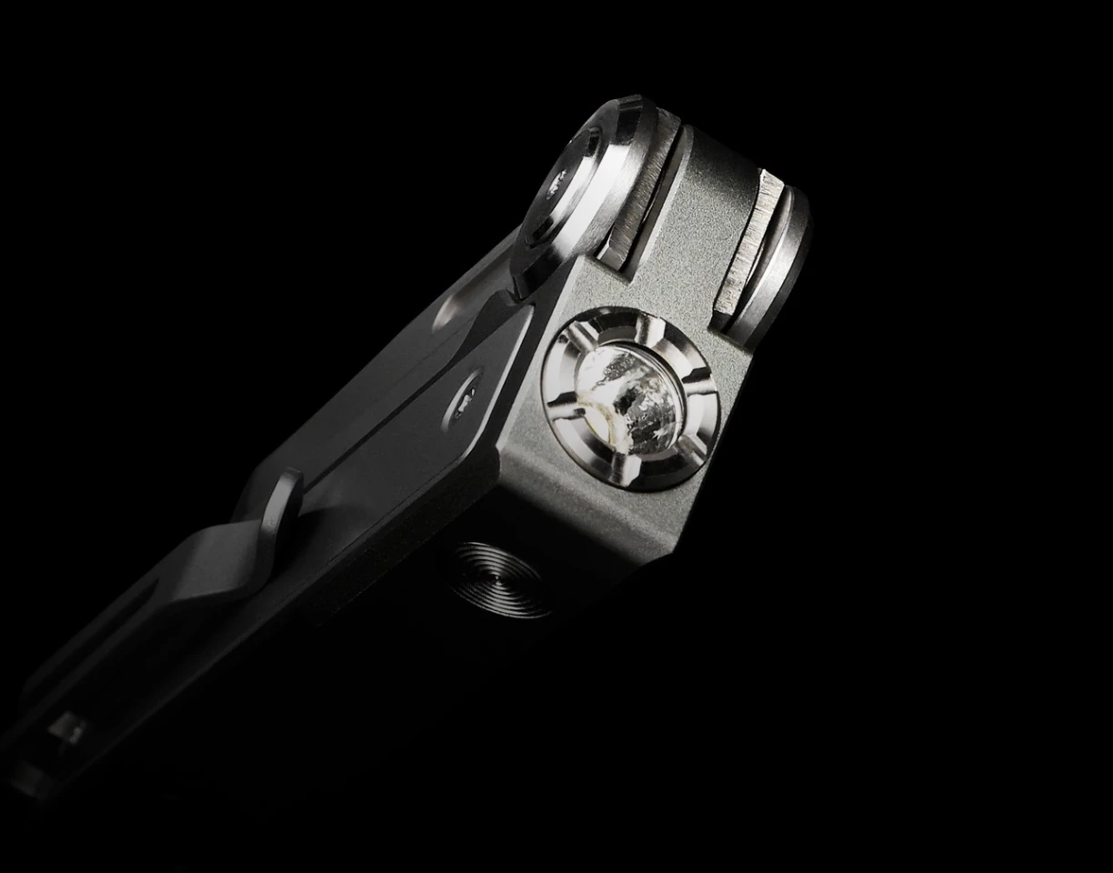 Tacray implements a flashlight in a way that's streamlined and easy to use with or without the other MT1 tools