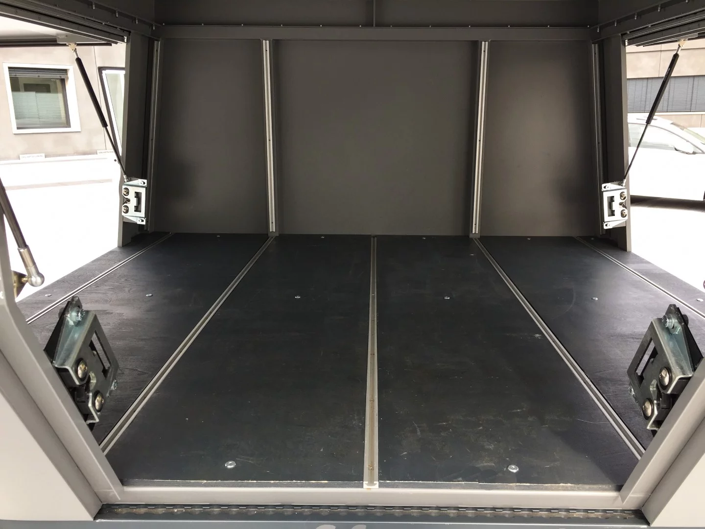 A look inside the empty Fiftyten Box