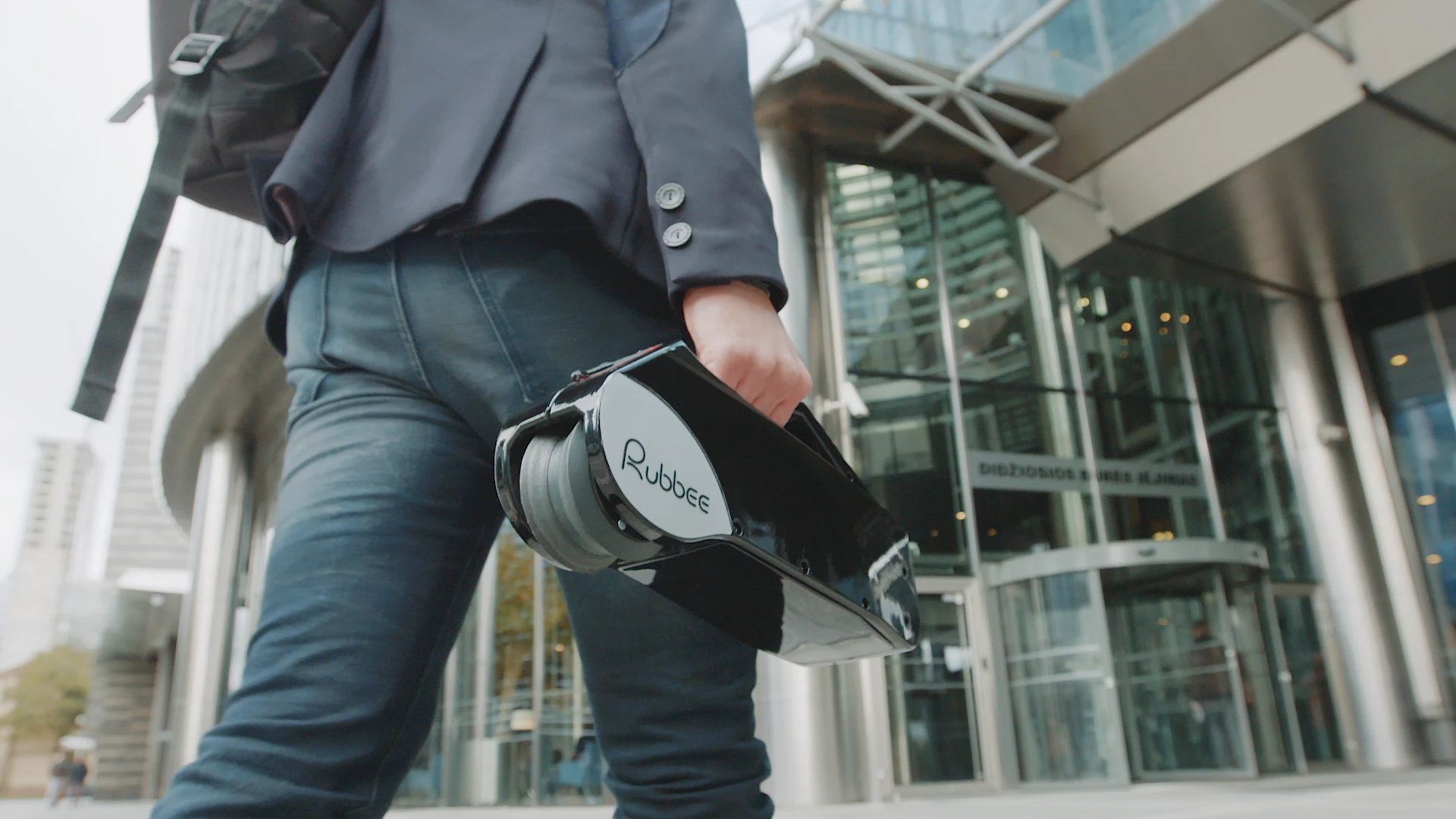 The Rubbee X can be taken off of the bike and carried inside to charge the battery, and to keep it from being stolen