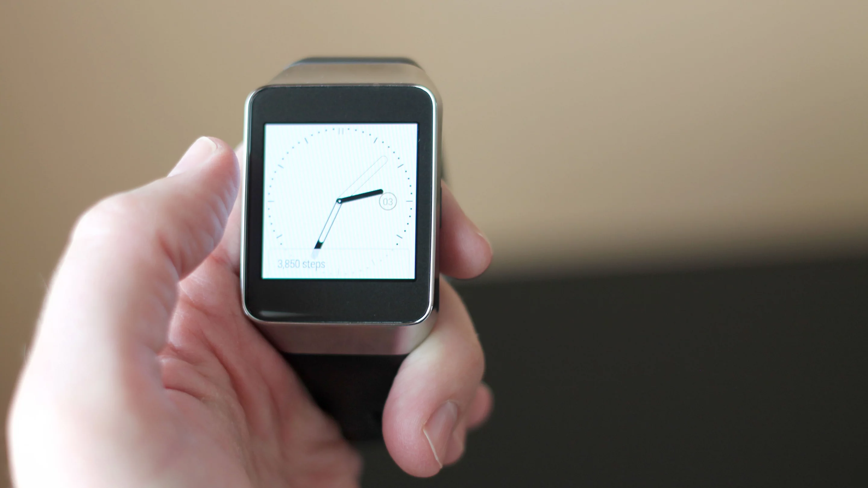 The Gear Live weighs 59 g (2.08 oz)