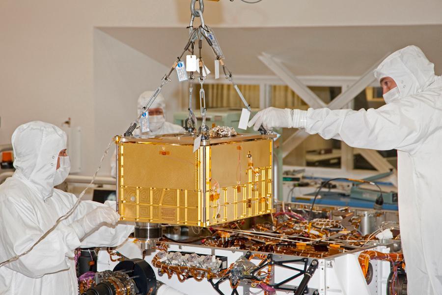 Installing the Sample Analysis at Mars (SAM) instrument in Curiosity (Image: NASA/JPL-Caltech)