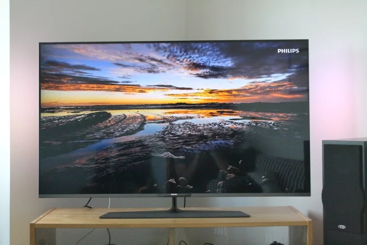 The Philips 55PUS7809 is an ultra-slim smart 4K UHD LED TV with Ambilight technology (Photo: Stu Robarts/Gizmag)