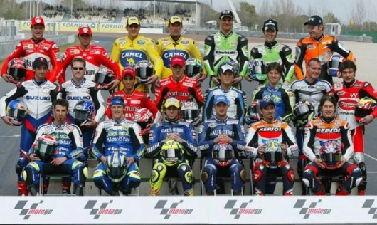 The class of 2005 - Checa, capirossi, Barros, Bayliss, Hoffman, Nakano, Byrne, Hopkins, Roberts, Elias, Xaus, Tamada, Ellison, Battaini, Rolfo, Melandri, Gibernau, Rossi, Edwards, Biaggi, Hayden