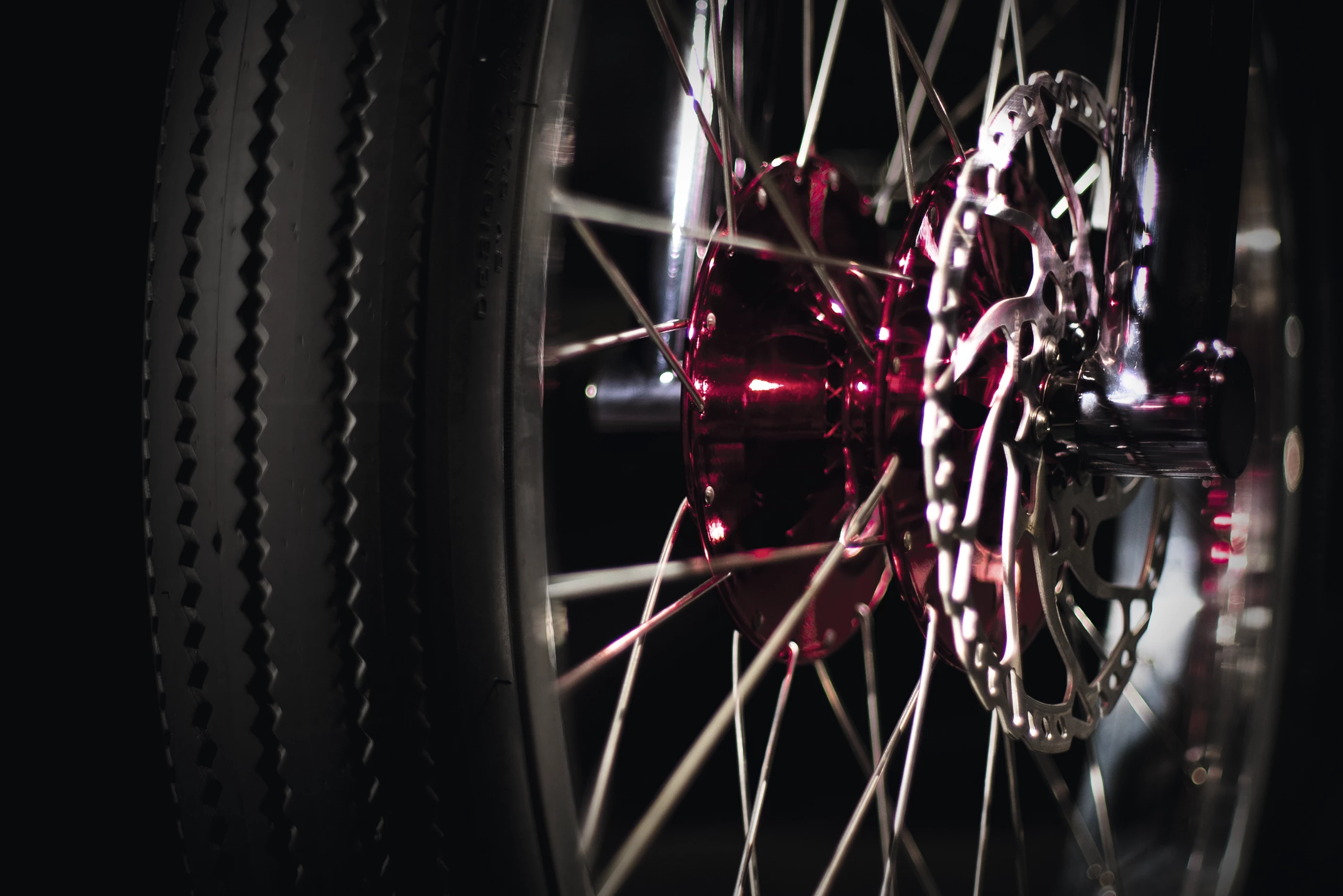 The VM rides on 26-inch rims with all-terrain tires, stopping power comes from disc brakes, and 125 NM of torque is on tap from a 5-kW motor