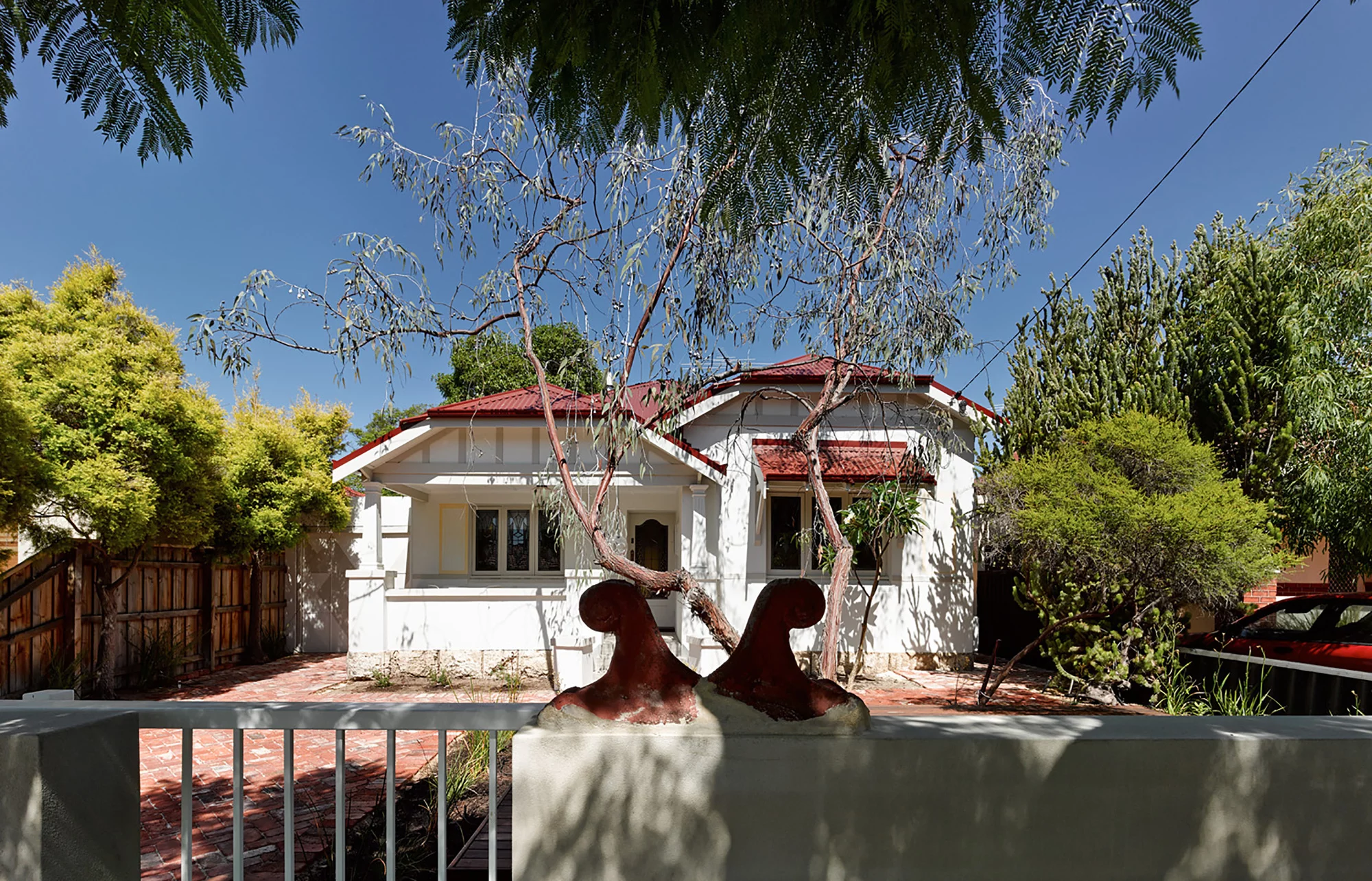 Casa 31_4 Room House looks like every other house in the neighborhood when viewed from the street (Photo: Peter Bennetts)