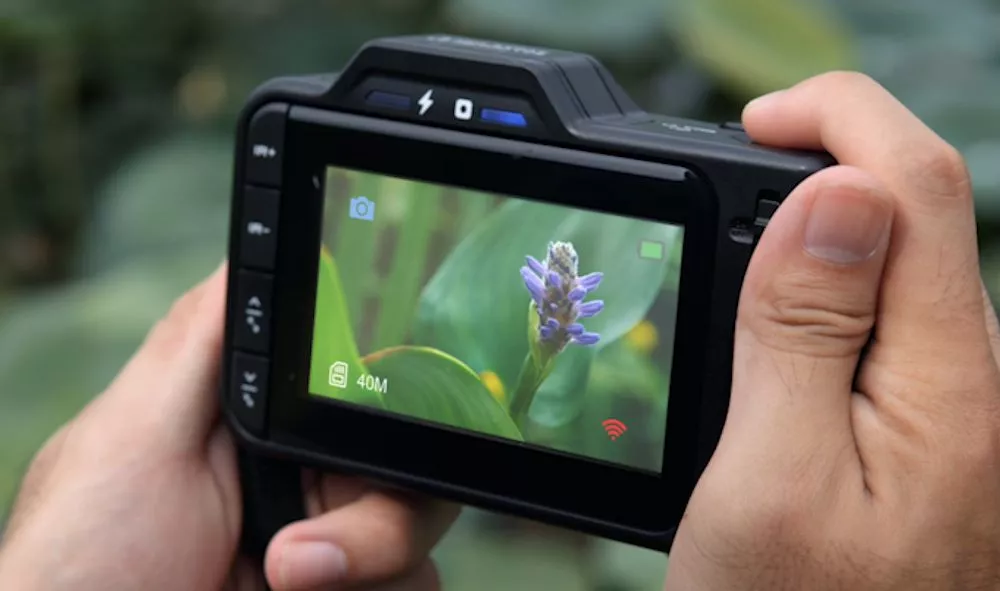 The Rovaom camera features a 4.5-inch OLED display around back, along with controls for such things as the IR illuminator