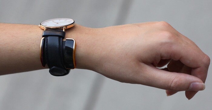 As well as a slim OLED screen on which information is displayed, Glance features Bluetooth connectivity by which it is paired with a user's mobile device