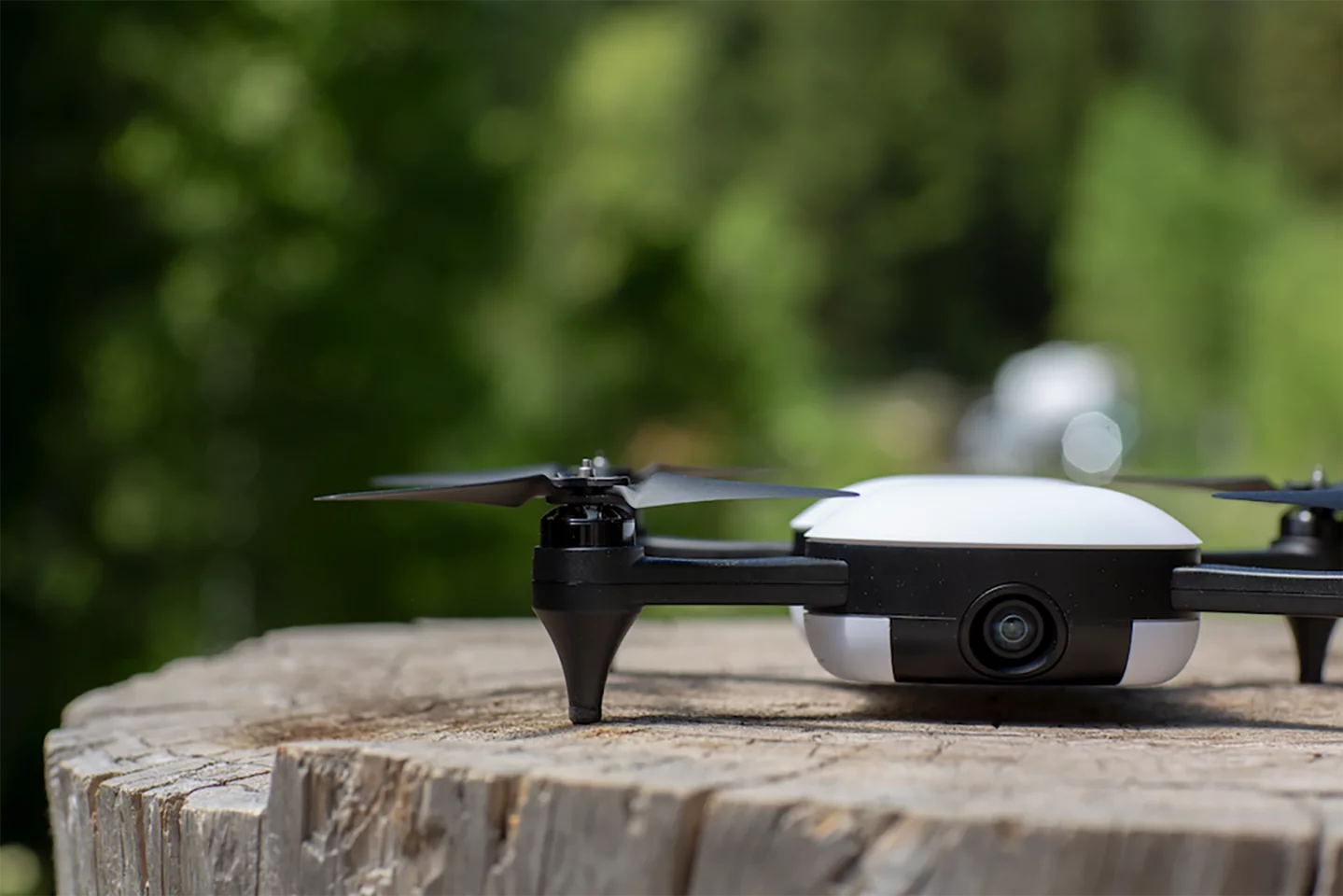 The gimbal-free camera, best as we can tell, is mounted in portrait orientation, so the max 4K resolution is only available as vertical video, while you can have electronically stabilized 2K video in regular landscape mode