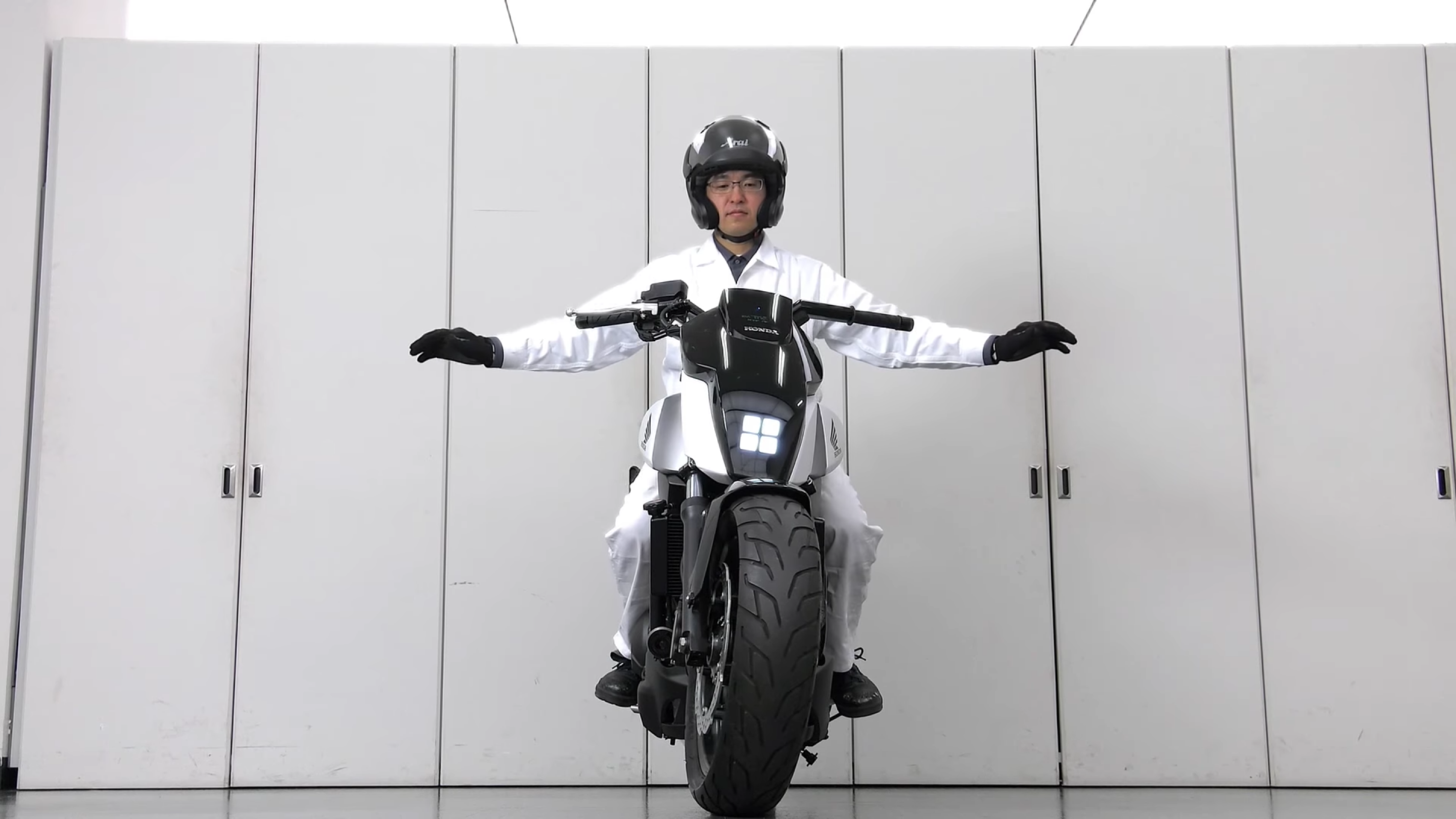Honda's selfbalancing motorcycle follows you around like a puppy