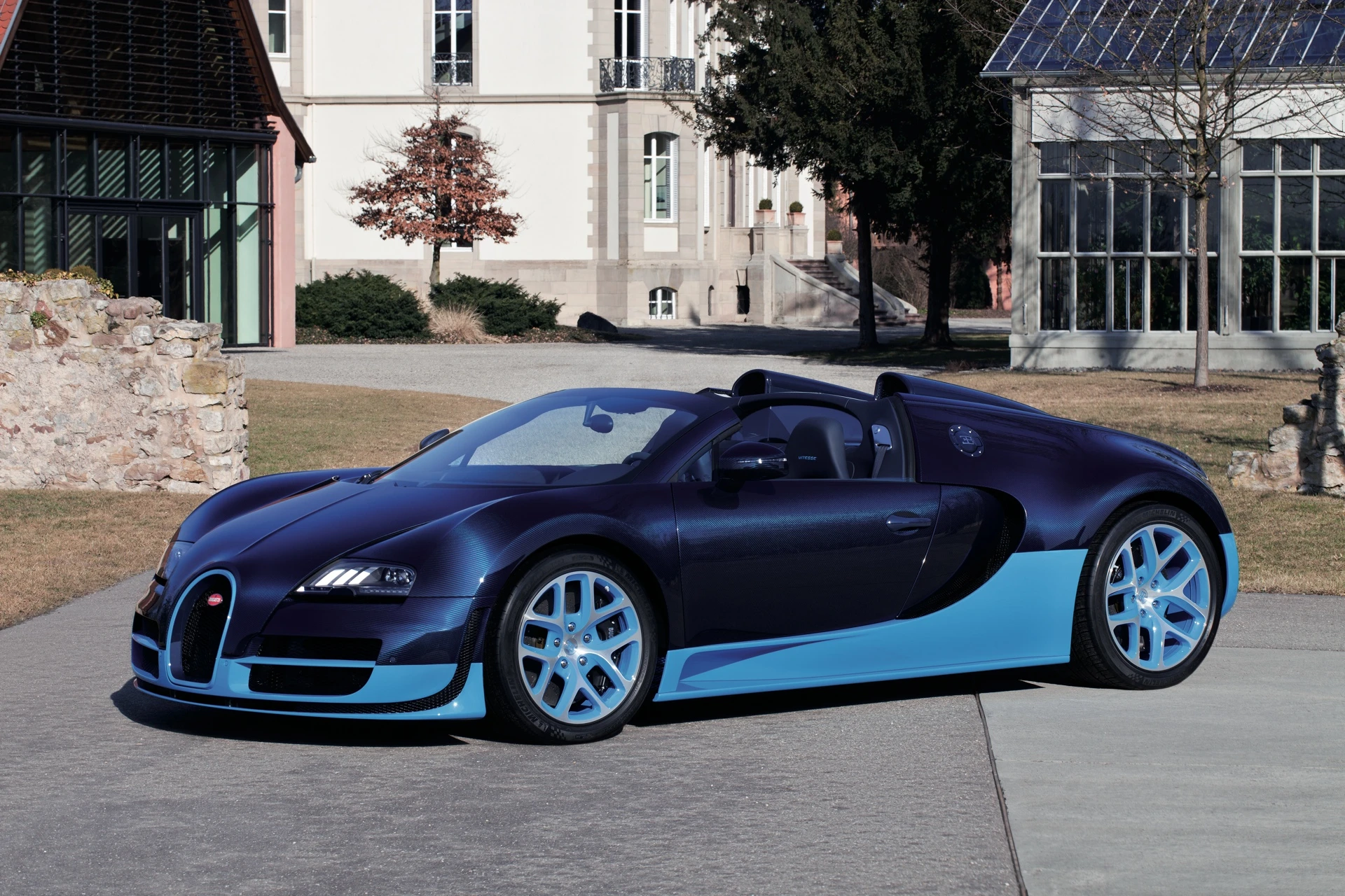 The lower body panels (side skirting, front spoiler, radiator grill frame and rear apron with diffusor), the inner surfaces of the wheel rims and the underside of the automatically extending rear spoiler are in "Light Blue Sport", which has a hint of turquoise.