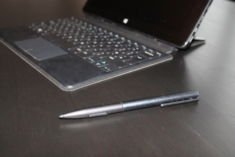 A stylus is available for handwritten note-taking and suchlike (Photo: Stu Robarts/Gizmag)