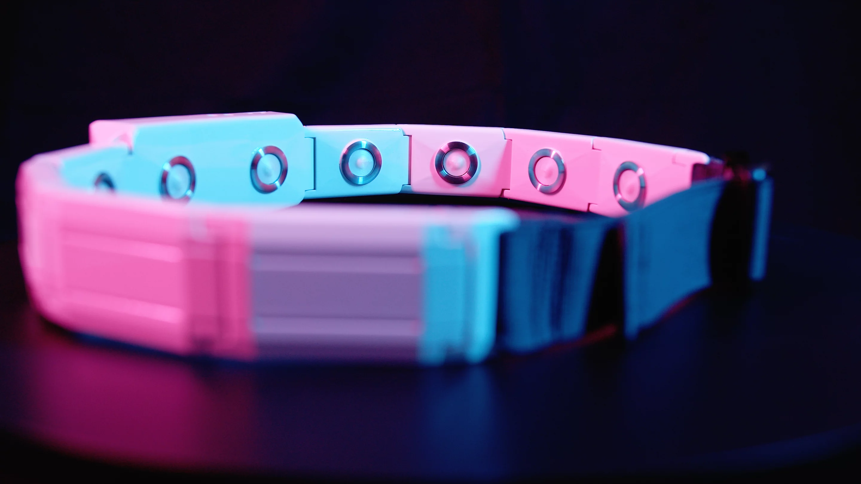 The Feelbelt has 10 impulse generators (the steel rings) around the inside that produce the haptic feedback