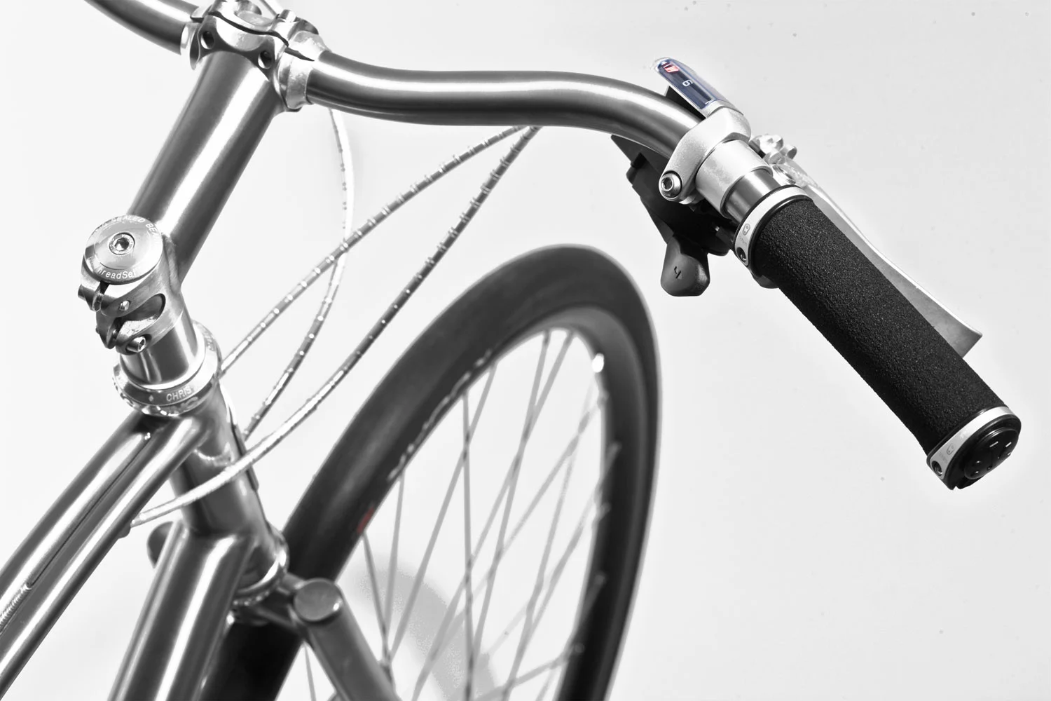 The No1 has 25-inch, no rise cold-forged Titanium handlebars