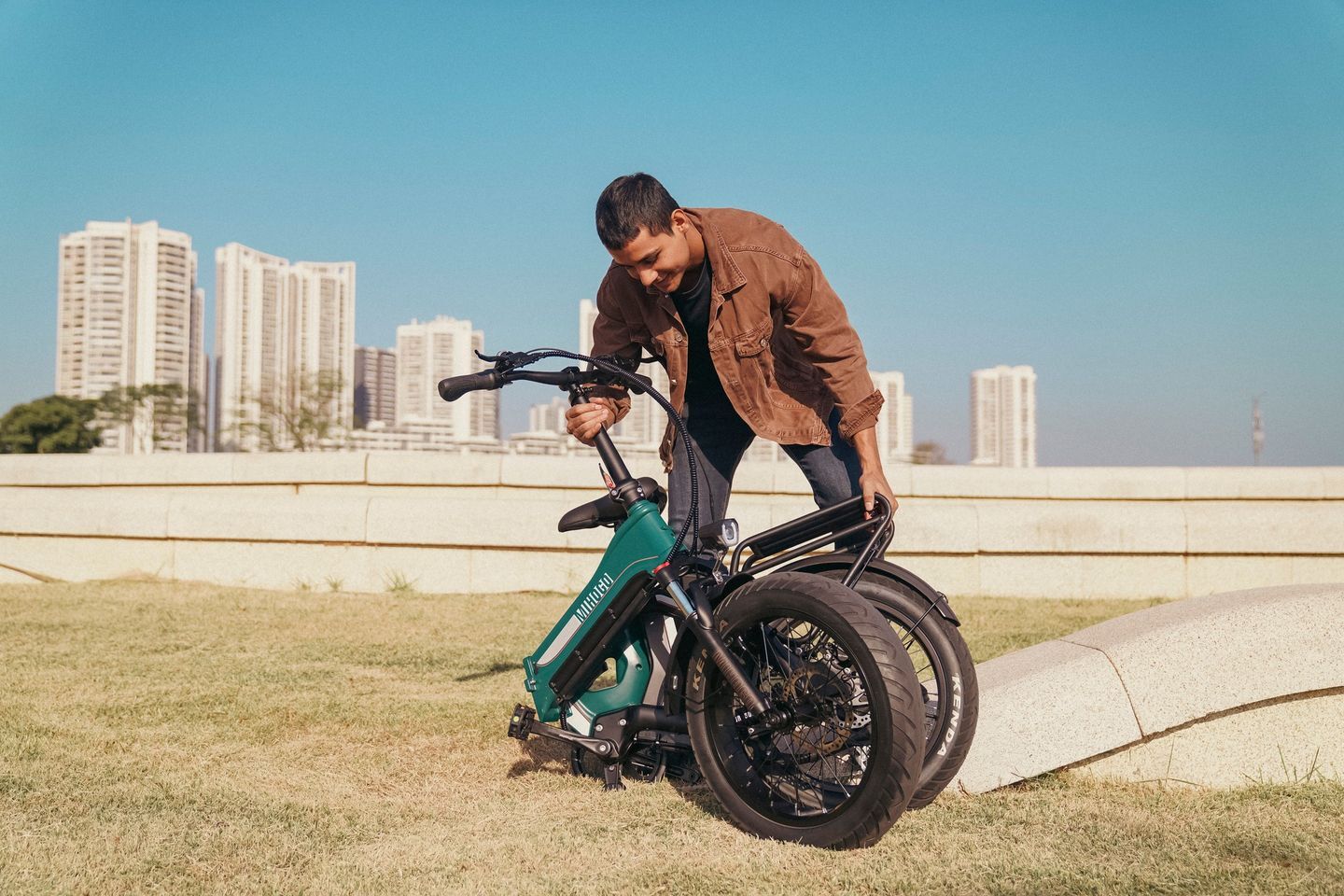 Dualbattery folding cargo ebike extends percharge travel to 170 miles