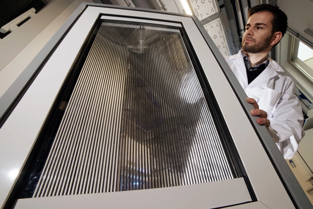 A prototype of the Large-Area Fluidic Windows, which can control shade and harvest heat using magnetic nanoparticles suspended in liquid
