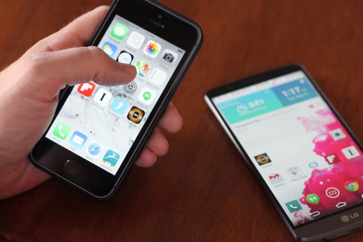 Gizmag goes hands-on to compare two of the best smartphones today, the iPhone 5s and LG G3 (Photo: Will Shanklin/Gizmag.com)