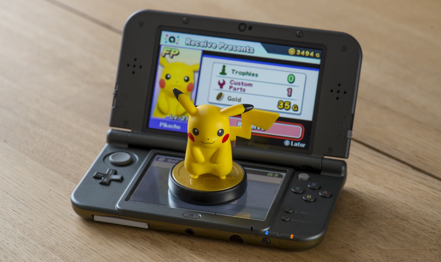 Gamers can use Amiibo by placing them on the lower screen of the New Nintendo 3DS XL (Photo: Simon Crisp/Gizmag.com)
