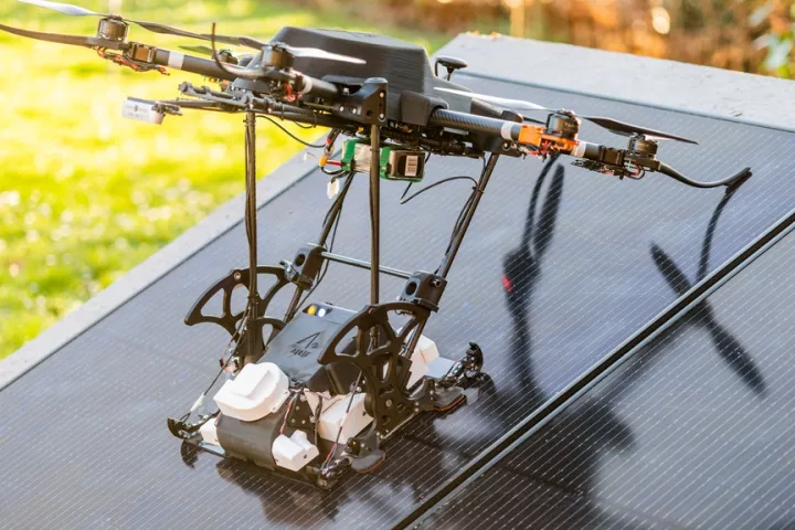 The Helios hexacopter delivers the Helios robot to a photovoltaic panel