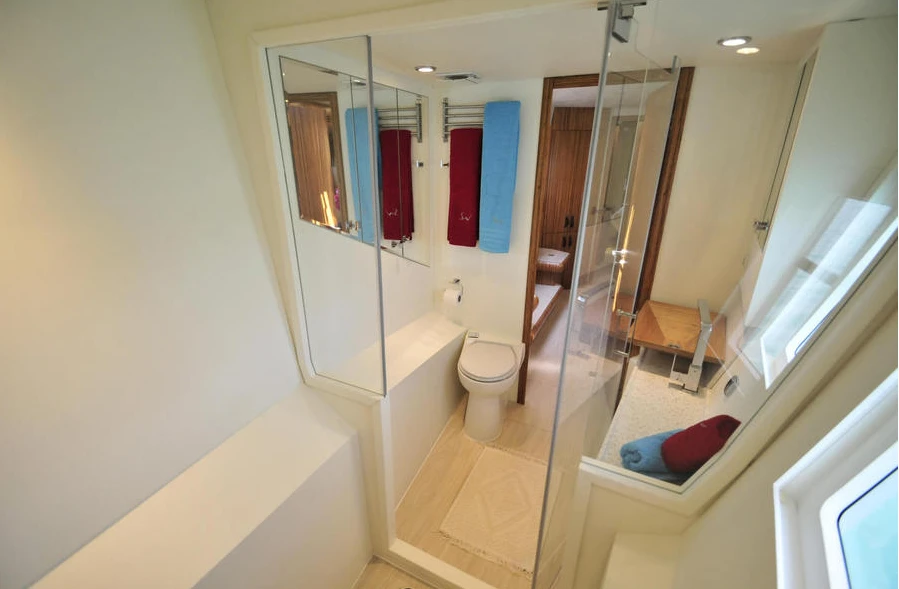 Solarwave 64 guest cabin bathroom