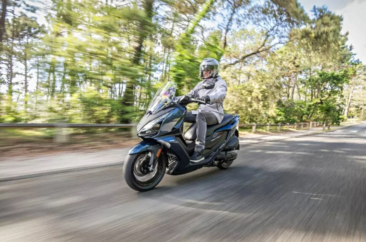 A 321cc engine powers the scoot, producing 28.2 hp at 7,500 rpm and 32.1 lb.ft of torque at 7,500 rpm