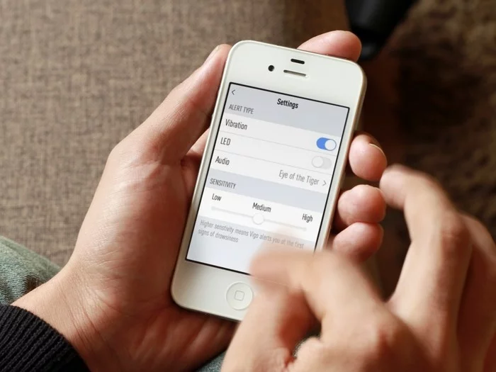 Users can set the device to vibrate, play a song or illuminate the LED notification light depending on the chosen level of sensitivity