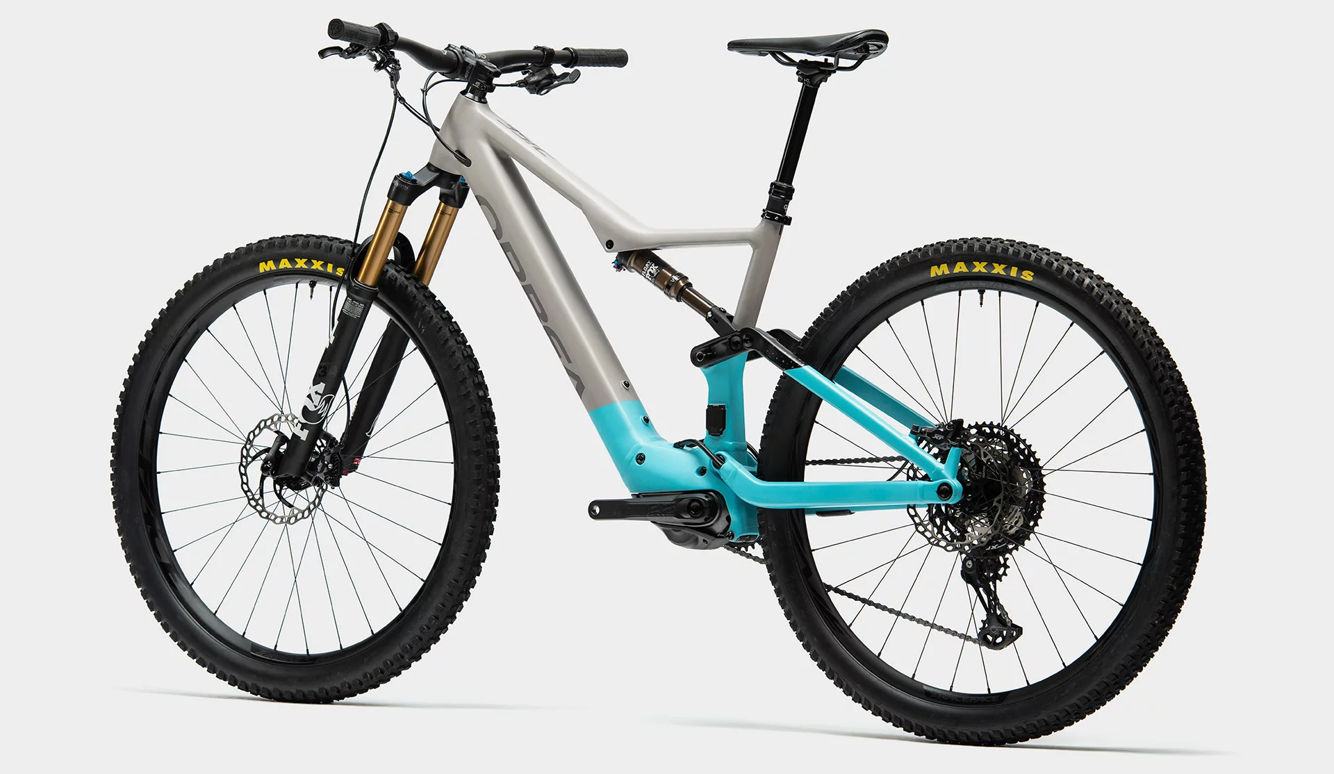 The Rise H e-MTBs ride on 29-inch rims with Maxxis tires, have a Shimano drivetrain and full Fox suspension