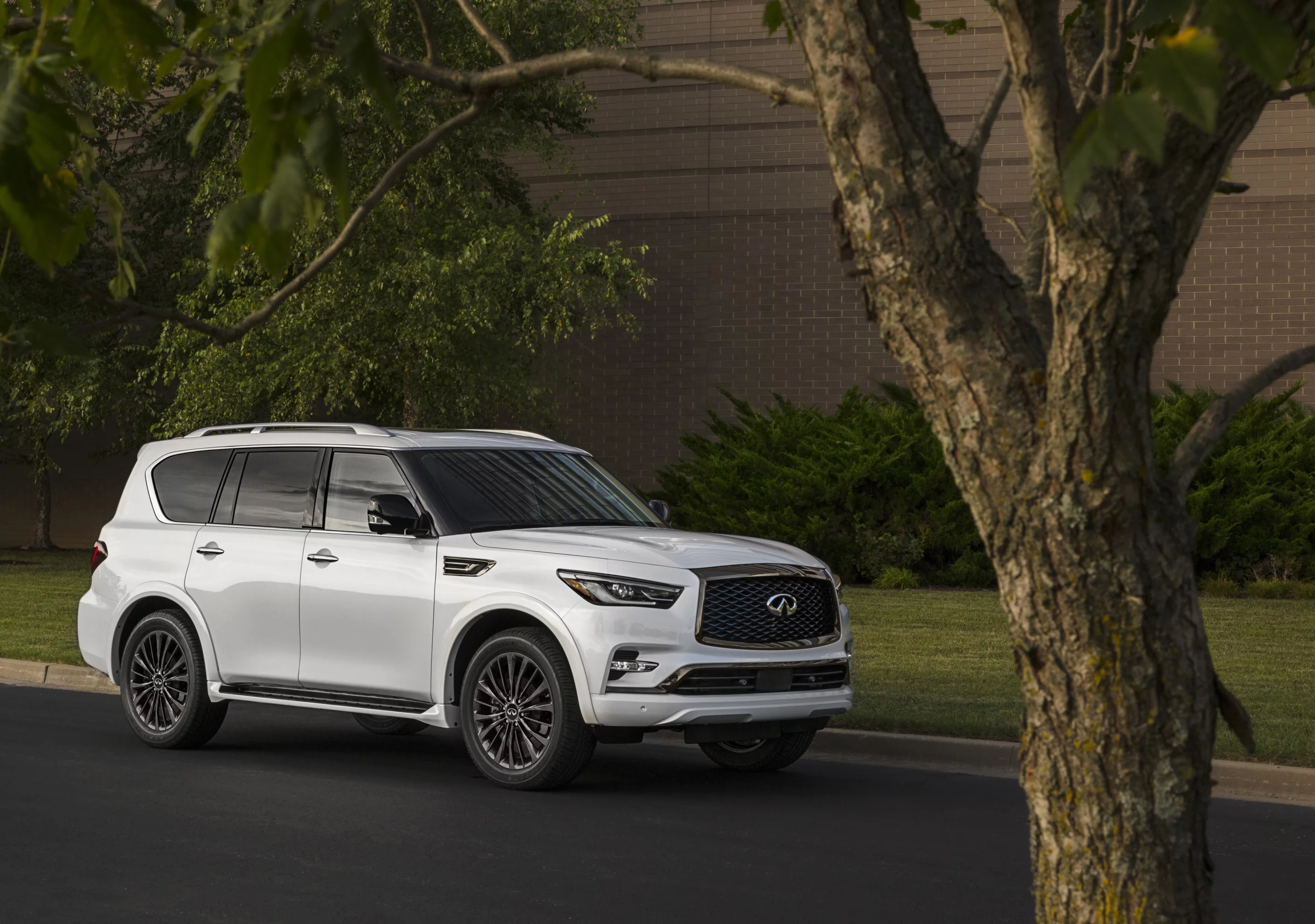 The engine powering the 2021 QX80 is a 5.6-liter V8 that smoothly delivers 400 horsepower (298 kW) and 413 pound-feet (560 Nm) of torque