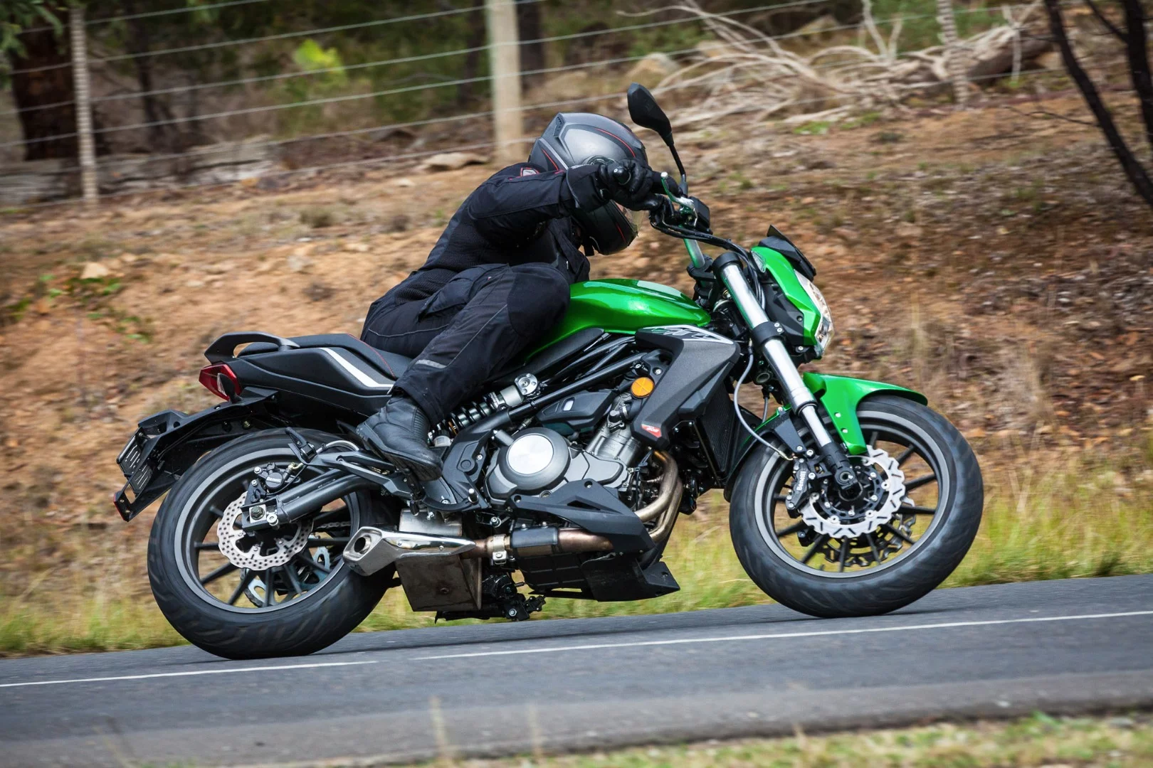 Benelli BN302 - twin disc brakes and adjustable suspension for new riders (Photo: Chris Blain/Gizmag)
