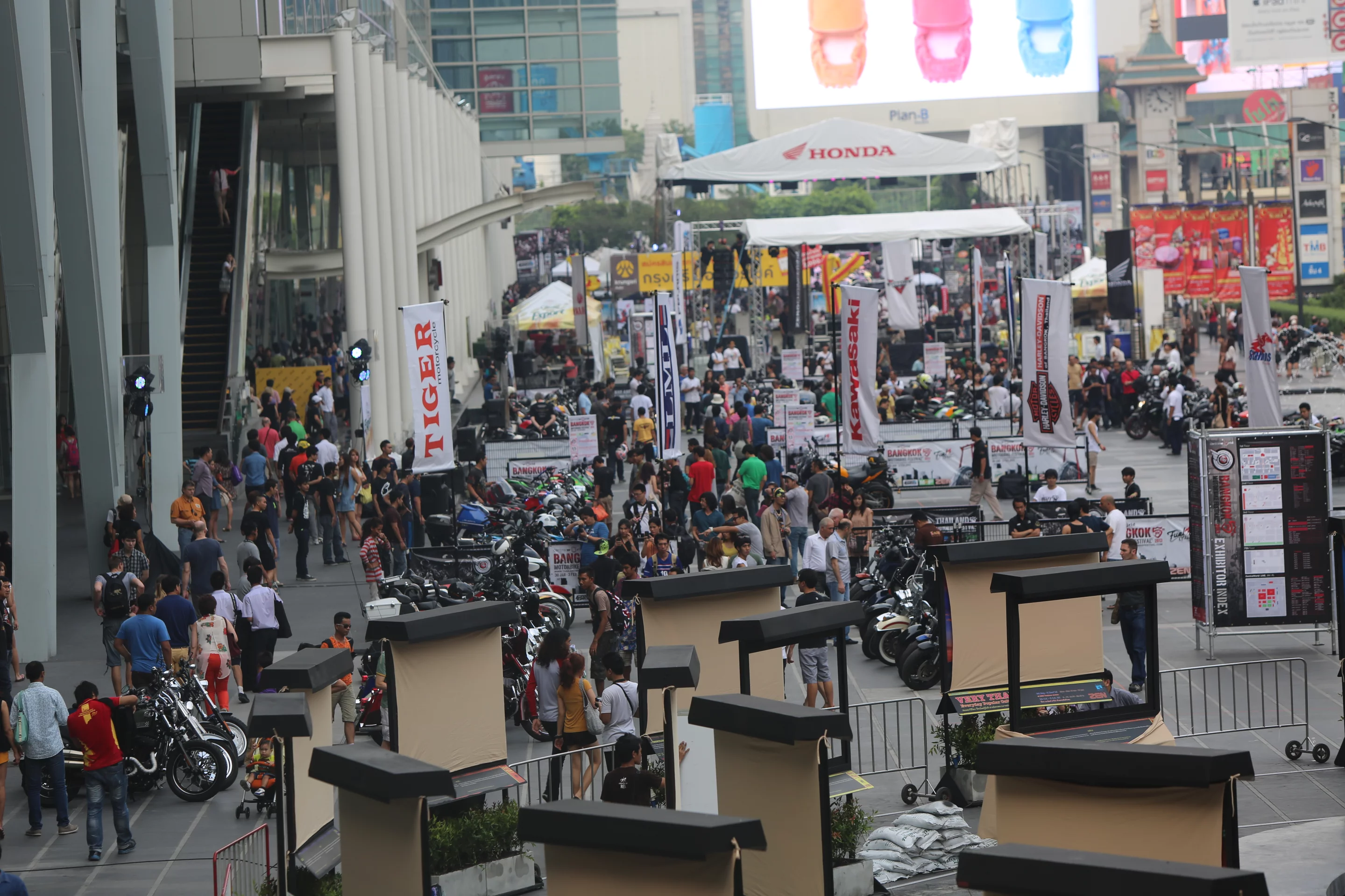 The massive CentralWorld forecourt at the 2013 Bangkok Motorbike Festival (Photo: Husna Namirembe/Gizmag)