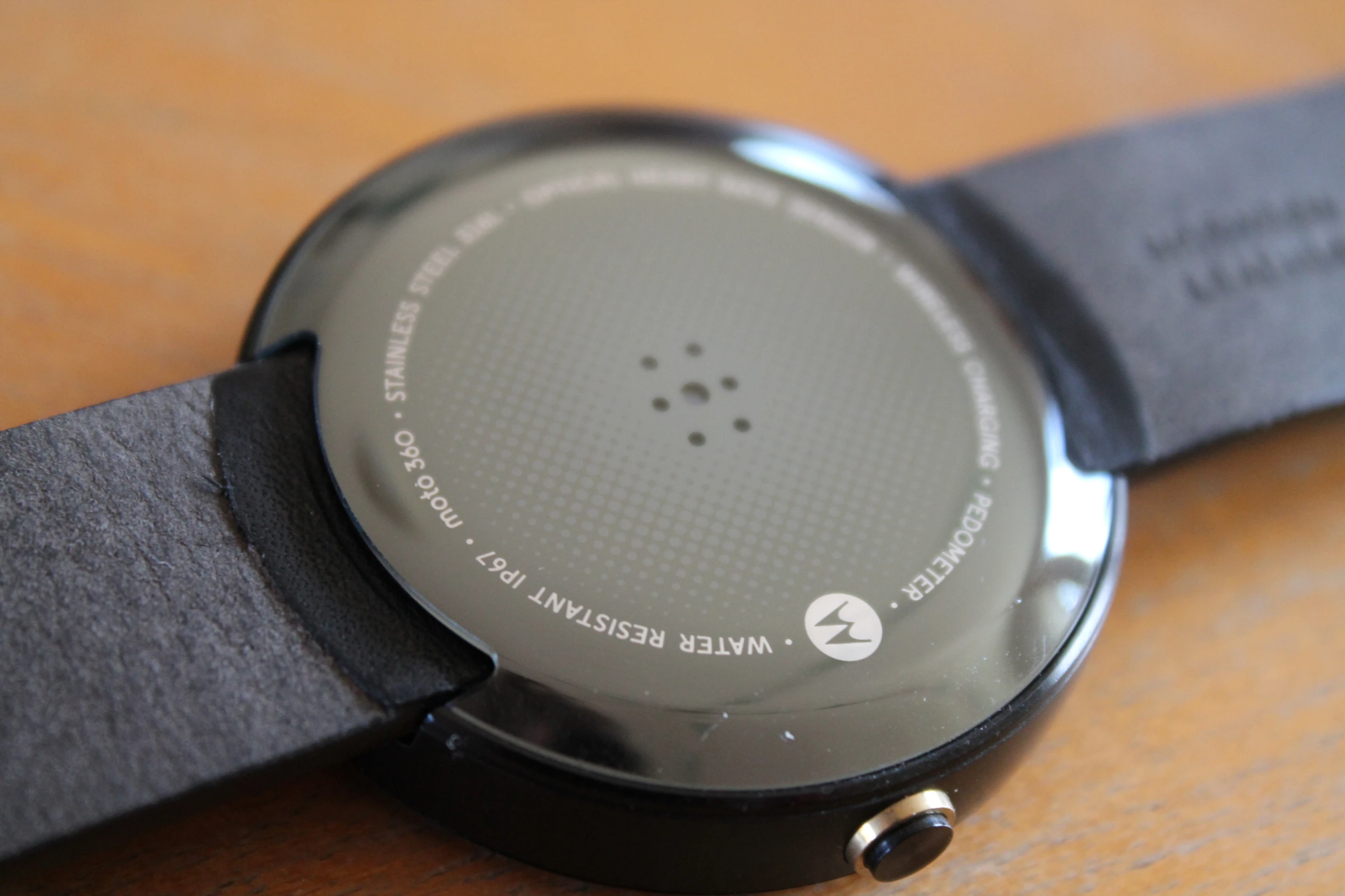 LED heart rate monitors can be found on the underside of the watch (Photo credit: Eric Mack/Gizmag.com)