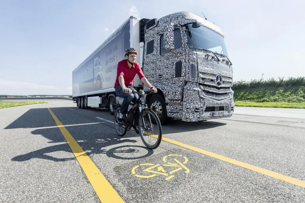 Cyclist safety should be improved by the introduction of Blind Spot Assist for trucks
