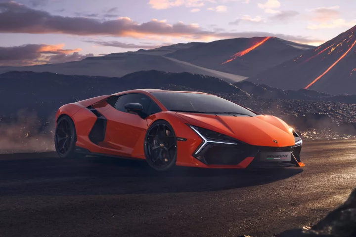 The all-new Lamborghini Revuelto flashes a mean gaze with its daytime running Ys