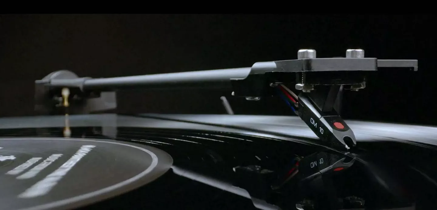 The fully mechanical automatic drive lifts the tonearm, moves the cartridge over the the lead groove of the vinyl record and lowers for playback