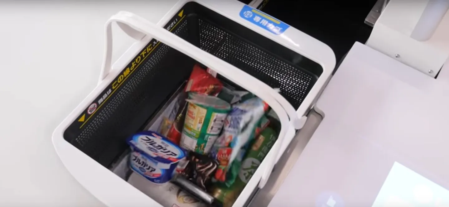 Regi-Robo automatically tallies up goods and bags them without a human operator