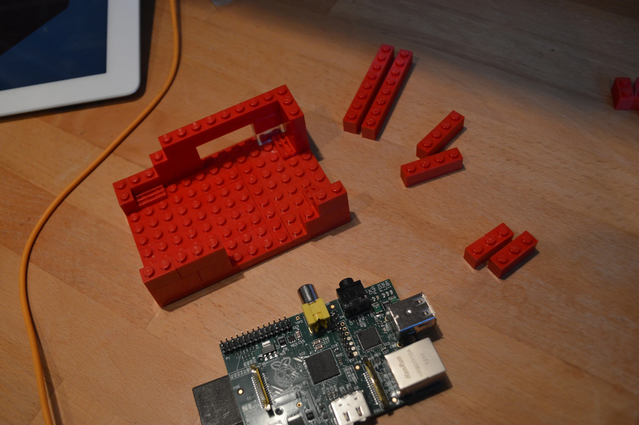 Head palm interface scenario: Partial dissembling required to put the Pi inside the case (Photo: Gizmag)