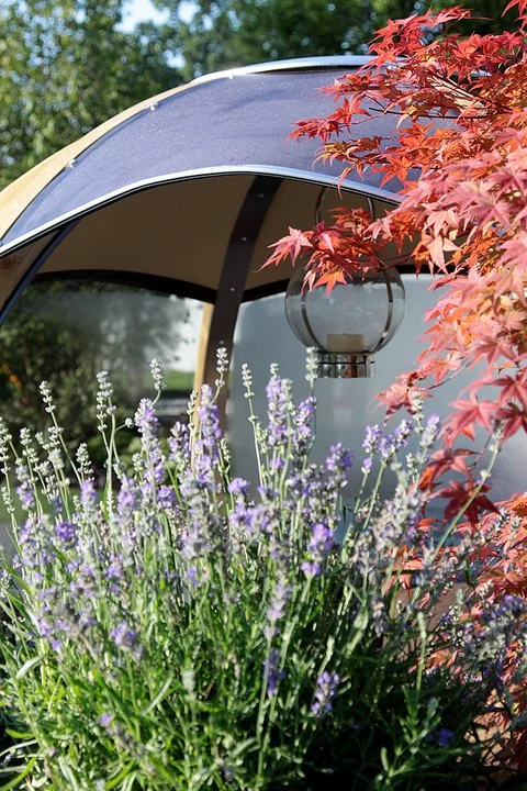 A reflective stainless steel minimalistic cover flows over the roof to help reduce the interior temperature on sunny days