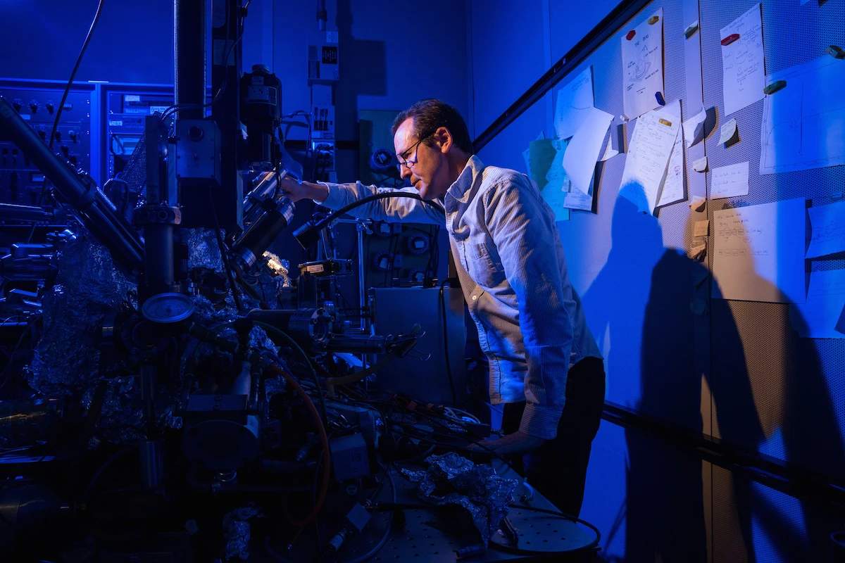 Christopher Lutz, using the scanning tunelling microscope to manipulate individual atoms
