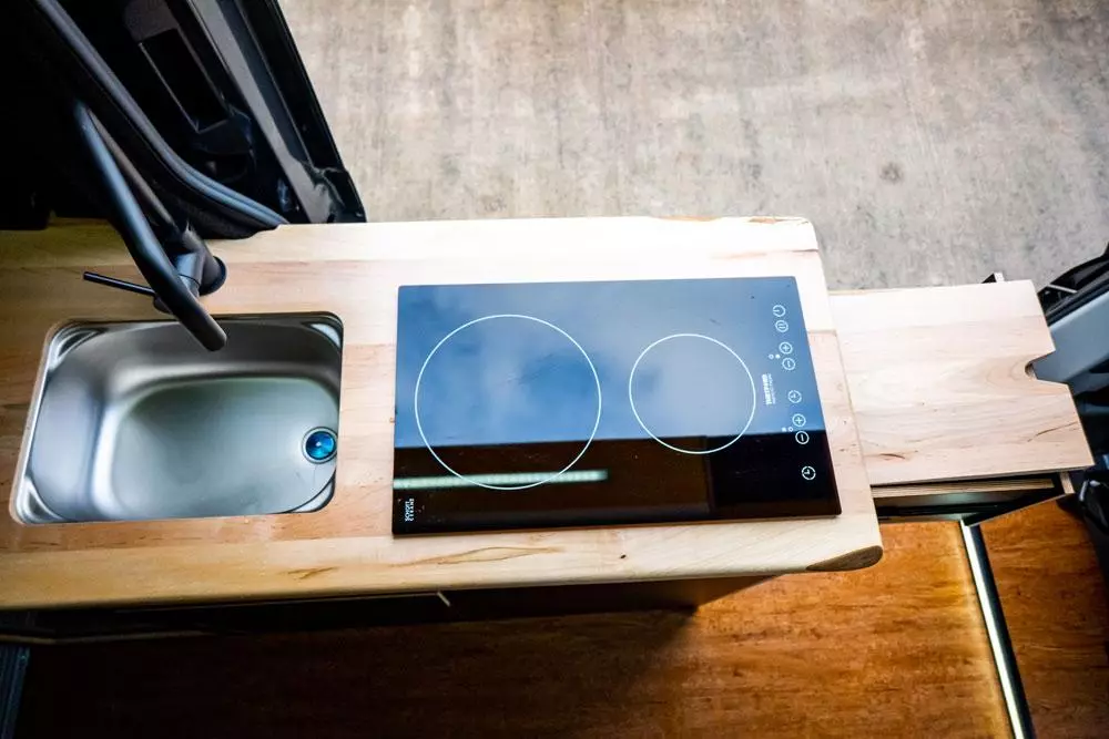 Kitchen block with available induction cooktop