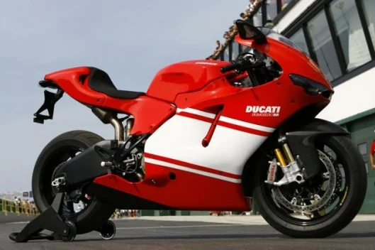 MotoGP replica roadster: The Ducati Desmosedici RR