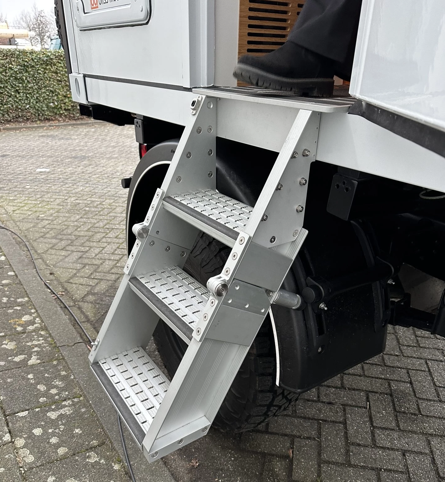 Deployable steps access the side door