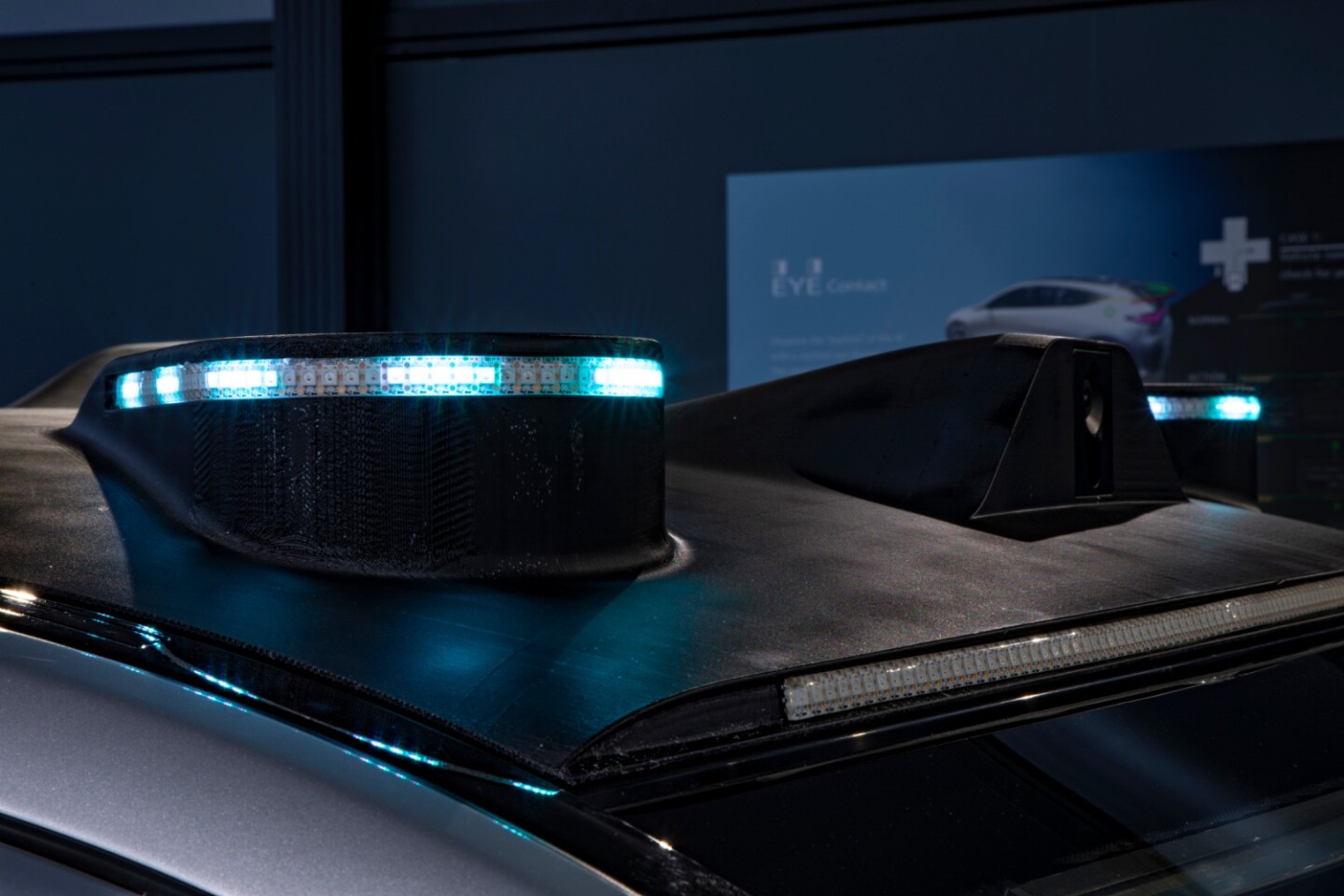 Certain rows of the cooperative car's roof lights are only visible to pedestrians or cyclists who are directly in the vehicle's path