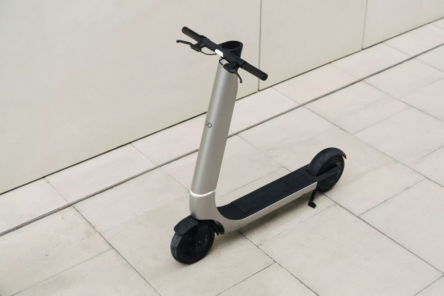 The Bo M features an aluminum monocoque chassis and vibration-reducing deck made from EVA foam