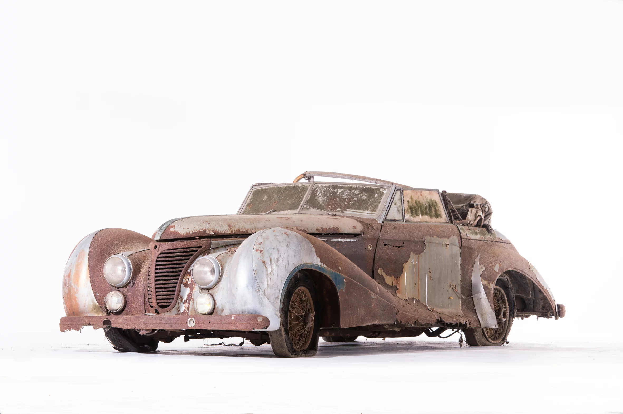 The Talbot Lago T26 Saoutchik (US$792,344 - EUR€625,000 plus costs) formerly thought to be owned by King Farouk, but with provenance now discovered by Artcurial to be the former car of Salah Orabi and Princess Nevine Abbas Halim of Egypt.