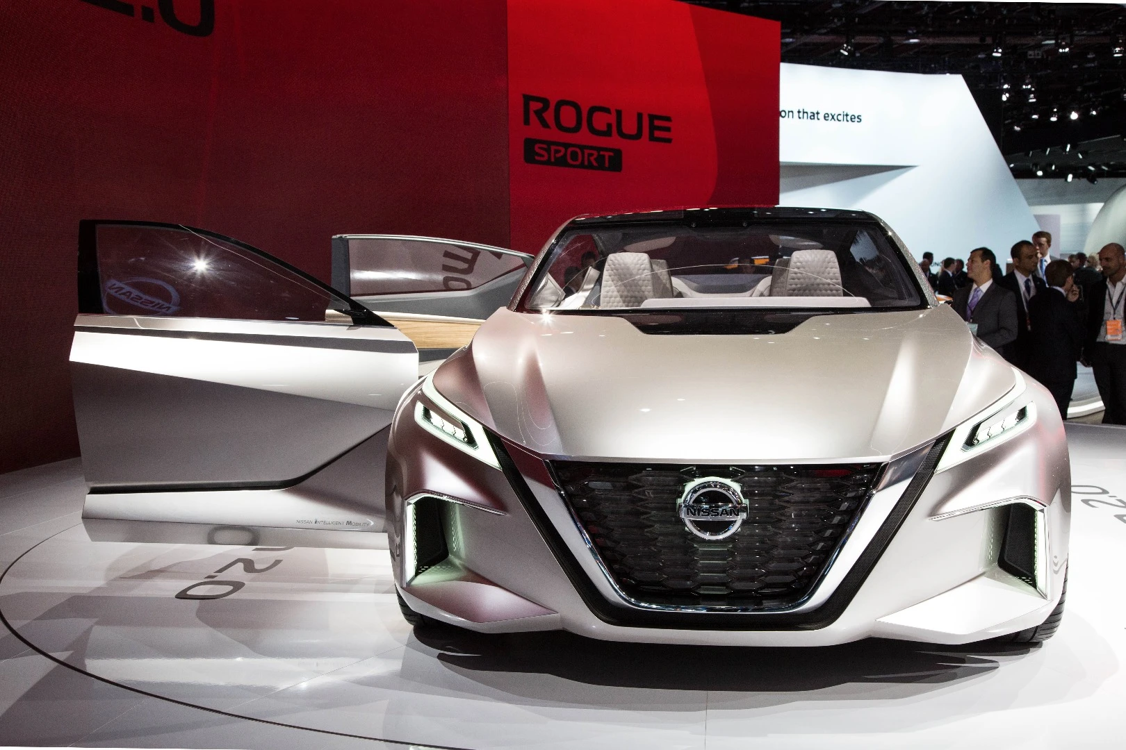 Extremely wide fenders on the Vmotion 2.0 concept are accentuated by the over-sized intakes on either side