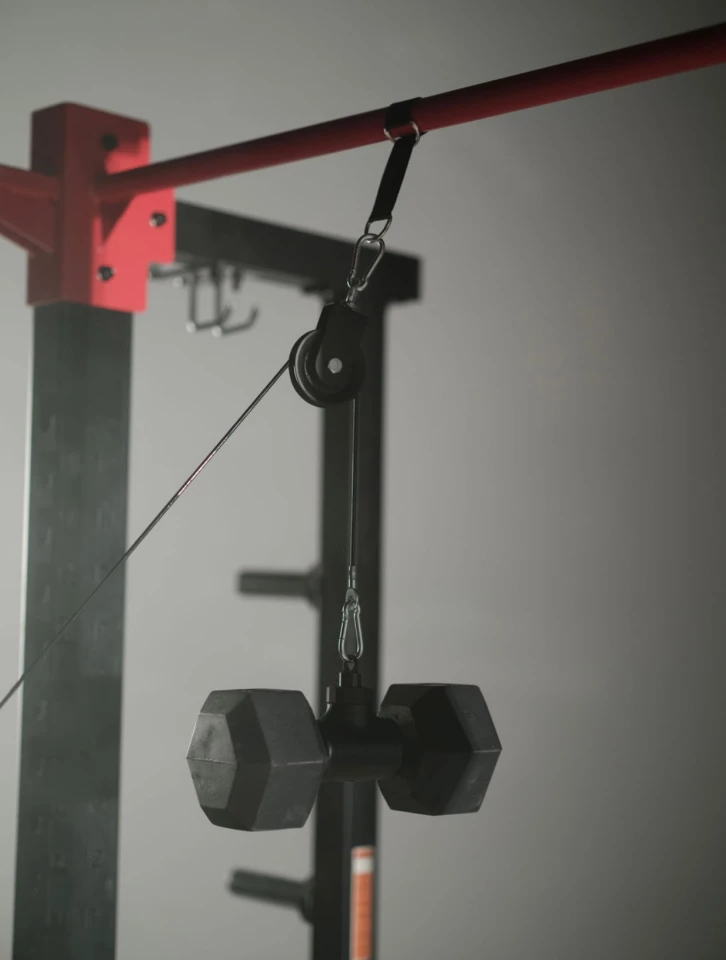 The pulley can be hung from a weight bench or chin-up bar